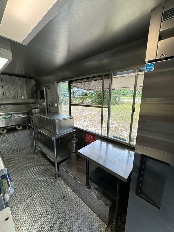 2007 Workhorse W42 Food Truck For Sale - Image 4