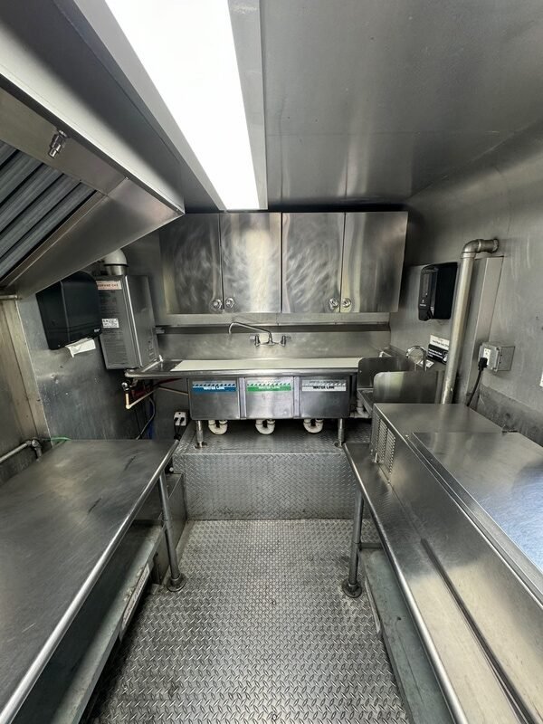 2007 Workhorse W42 Food Truck For Sale - Image 5