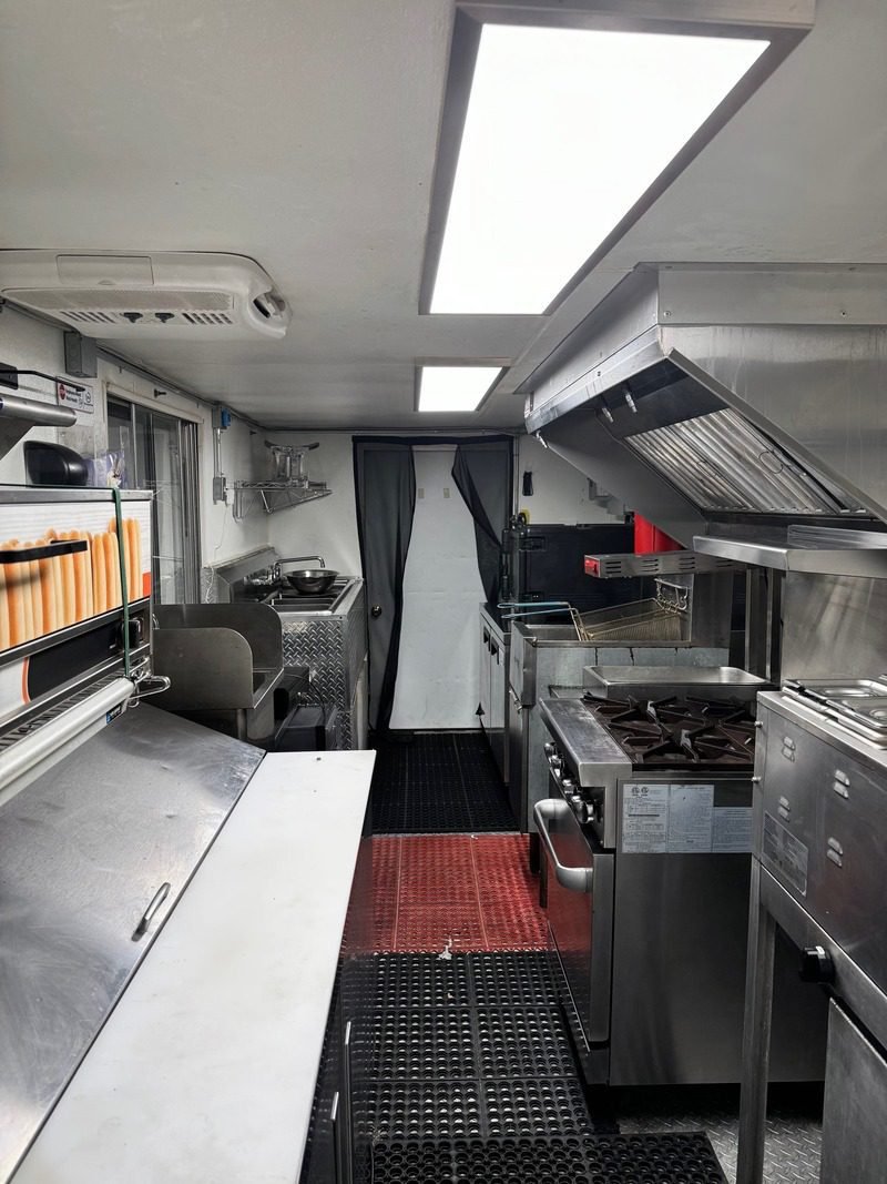 **1998 Freightliner Used Food Truck - Image 2