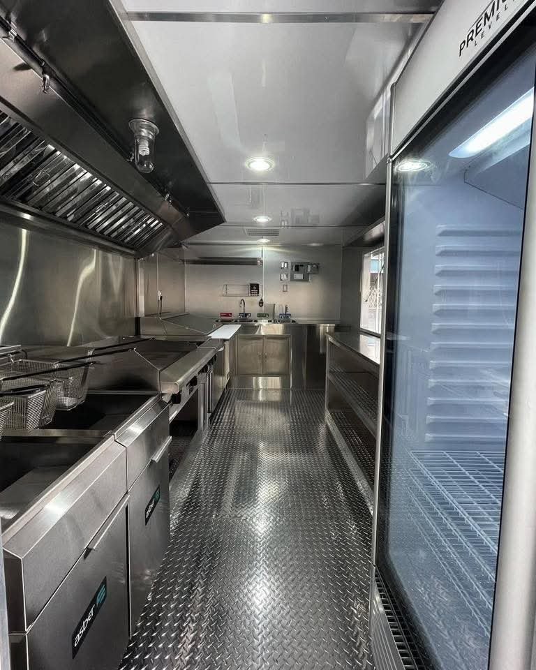 Freightliner Step Van Food Truck - Image 3