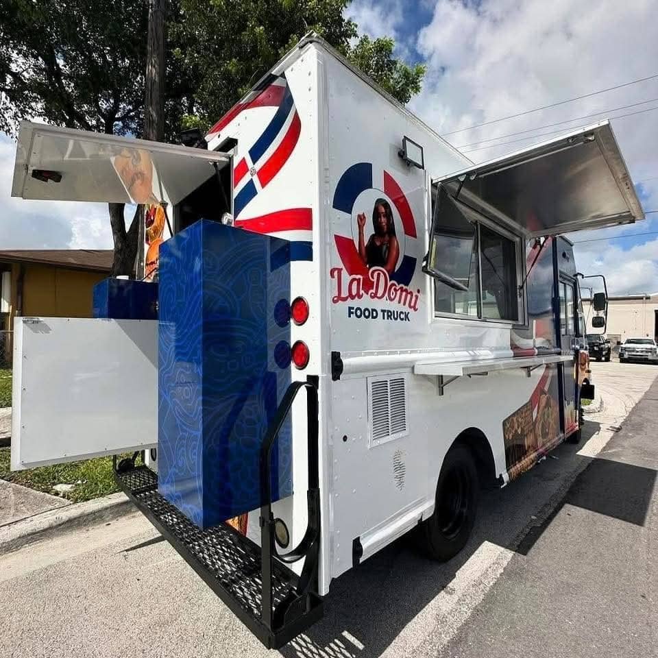 Fully Built 2001 Freightliner Utilimaster Food Truck - Image 2
