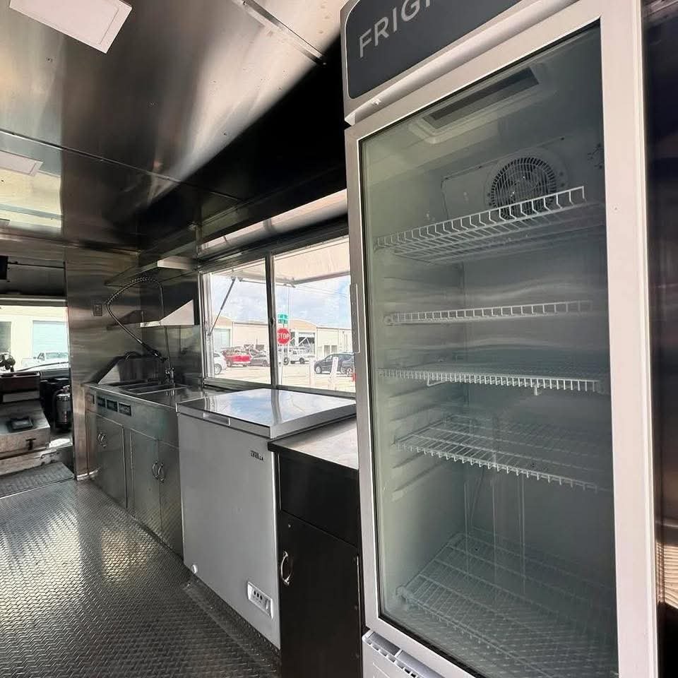 Fully Built 2001 Freightliner Utilimaster Food Truck - Image 5