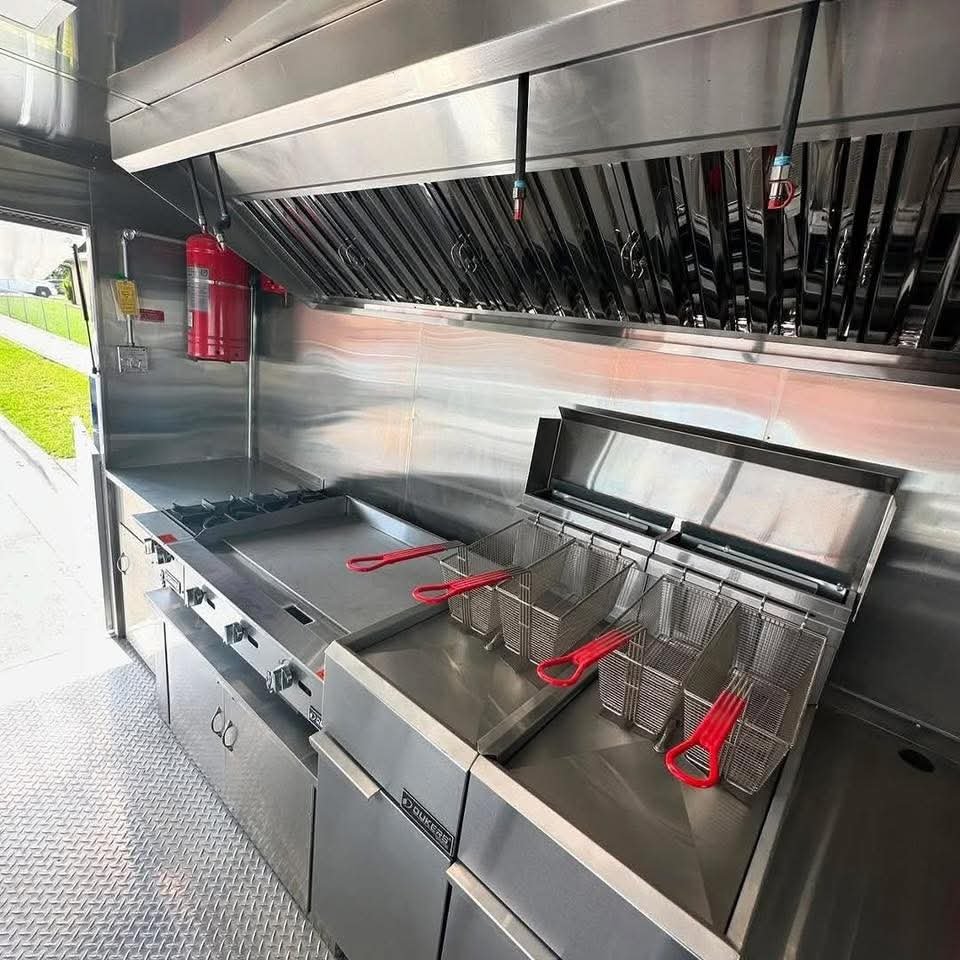 Fully Built 2001 Freightliner Utilimaster Food Truck - Image 6