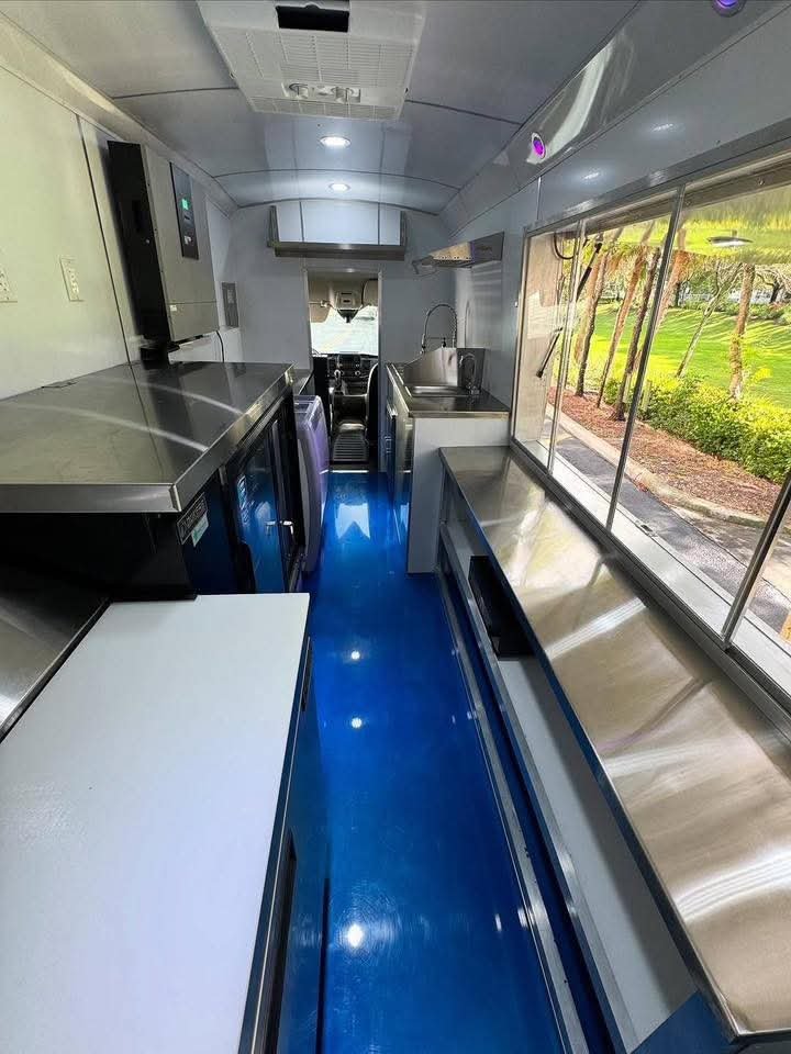 1968 Grumman Olsonette P350 Vintage Food Truck - Image 2