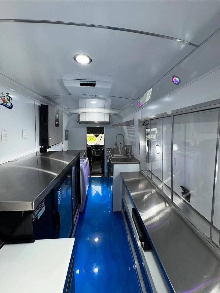 1968 Grumman Olsonette P350 Vintage Food Truck - Image 7