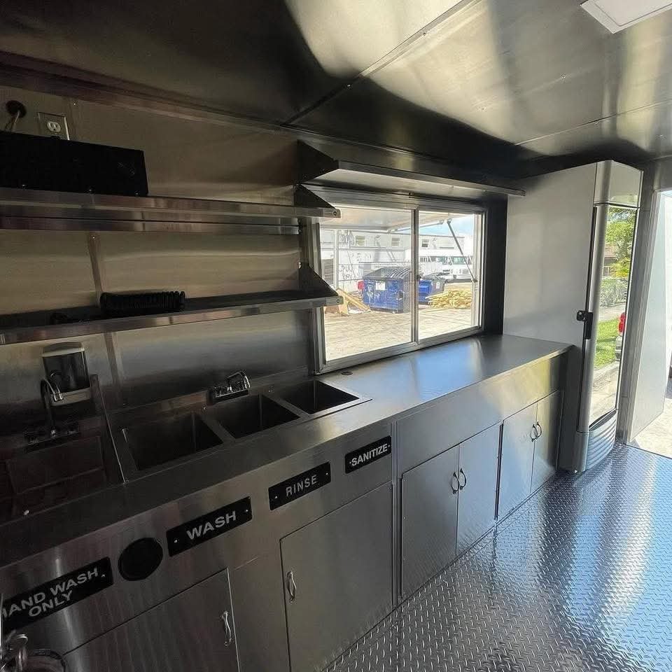 1968 Grumman Olsonette P350 Vintage Food Truck - Image 10
