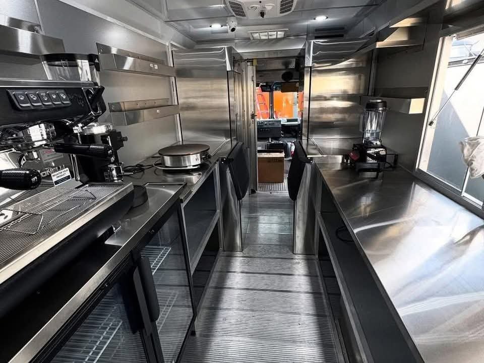 2000 Chevy Workhorse Fully Outfitted Food Truck - Image 2