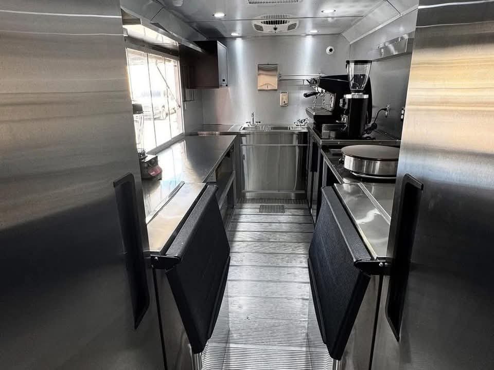 2000 Chevy Workhorse Fully Outfitted Food Truck - Image 4